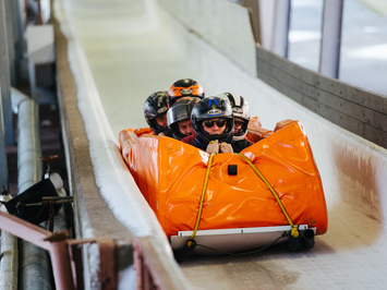 SIGULDĀ NOSKAIDROTI VETERĀNU SACENSĪBU UZVARĒTĀJI KAMANIŅU SPORTĀ