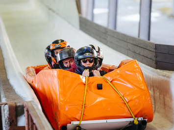 SIGULDĀ NOSKAIDROTI VETERĀNU SACENSĪBU UZVARĒTĀJI KAMANIŅU SPORTĀ