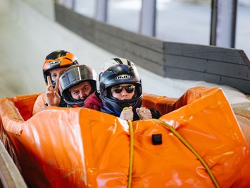 SIGULDĀ NOSKAIDROTI VETERĀNU SACENSĪBU UZVARĒTĀJI KAMANIŅU SPORTĀ