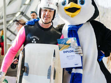 SIGULDĀ NOSKAIDROTI VETERĀNU SACENSĪBU UZVARĒTĀJI KAMANIŅU SPORTĀ