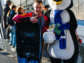 SIGULDĀ NOSKAIDROTI VETERĀNU SACENSĪBU UZVARĒTĀJI KAMANIŅU SPORTĀ