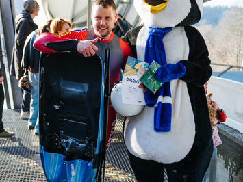 SIGULDĀ NOSKAIDROTI VETERĀNU SACENSĪBU UZVARĒTĀJI KAMANIŅU SPORTĀ