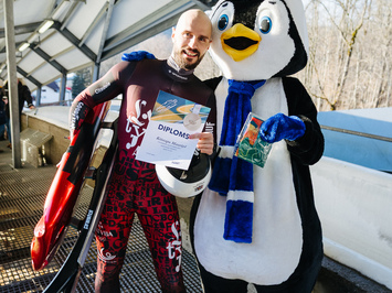 SIGULDĀ NOSKAIDROTI VETERĀNU SACENSĪBU UZVARĒTĀJI KAMANIŅU SPORTĀ