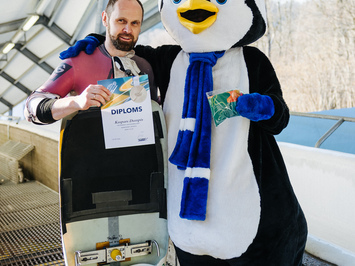 SIGULDĀ NOSKAIDROTI VETERĀNU SACENSĪBU UZVARĒTĀJI KAMANIŅU SPORTĀ