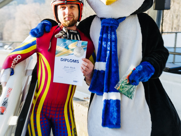 SIGULDĀ NOSKAIDROTI VETERĀNU SACENSĪBU UZVARĒTĀJI KAMANIŅU SPORTĀ